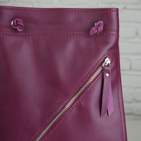 Talego color púrpura cosido en burdeos claro