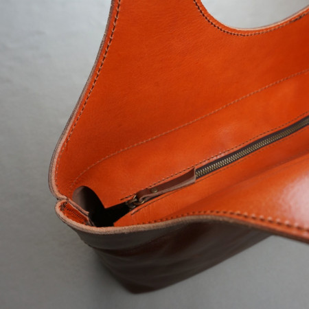 CIRO en color tabaco combinado con naranja