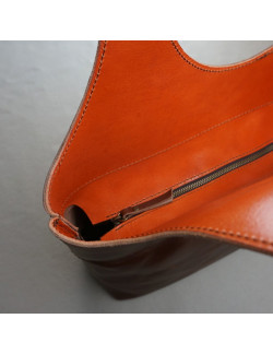 CIRO en color tabaco combinado con naranja