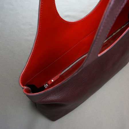 CIRO en color burdeos combinado con rojo