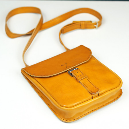 Talega en amarillo cosida en marrón