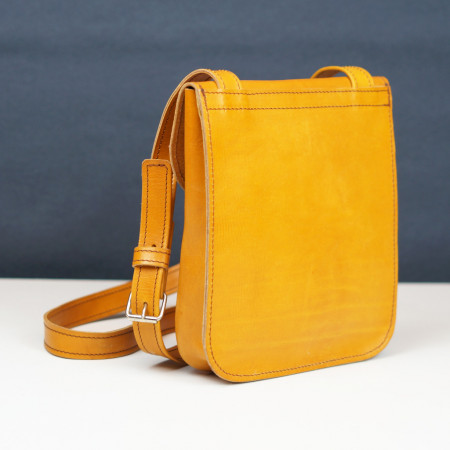 Talega en amarillo cosida en marrón