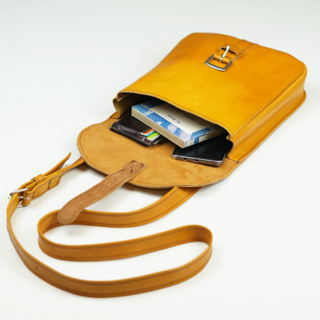 Talega en amarillo cosida en marrón