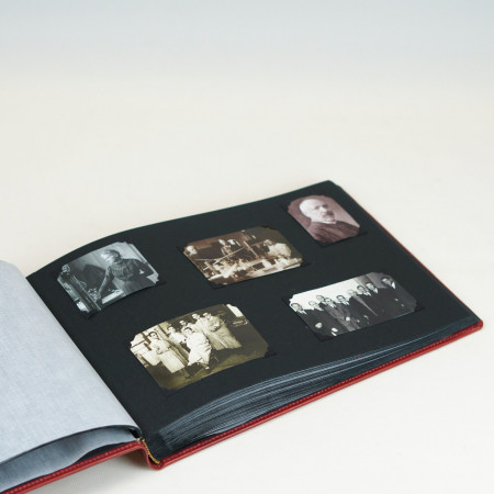 Álbum con las hojas negras