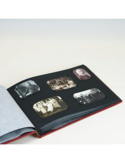 Álbum con las hojas negras