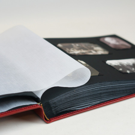 Álbum con las hojas negras