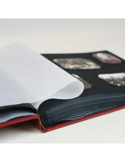 Álbum con las hojas negras