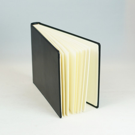 Álbum color negro y hojas color crema