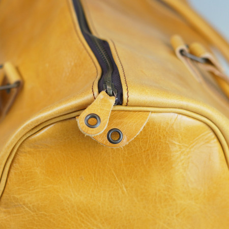 Bolsa de Viaje en color amarillo cosida en marrón claro