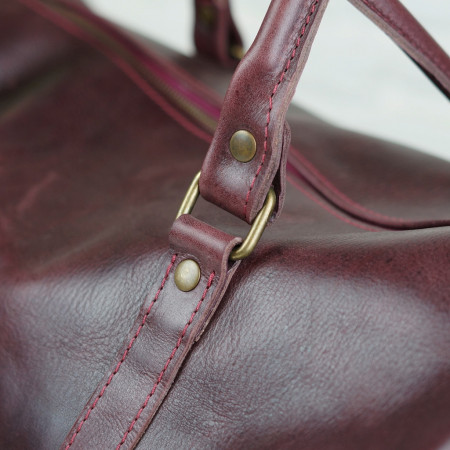 Bolsa de Viaje en color burdeos cosida en burdeos