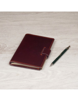 Libreta A6 en color burdeos cosida en naranja