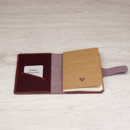 Libreta A6 en color burdeos cosida en naranja