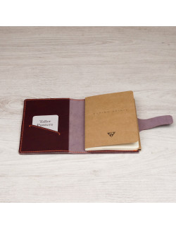 Libreta A6 en color burdeos cosida en naranja