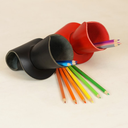 Bote 3D en negro y rojo