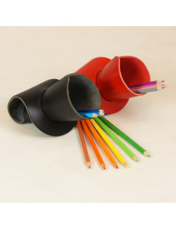 Bote 3D en negro y rojo