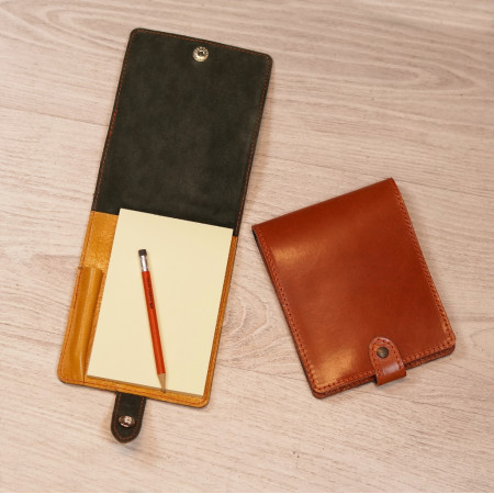 Bloc A6 abierto y cerrado en color amarillo y original