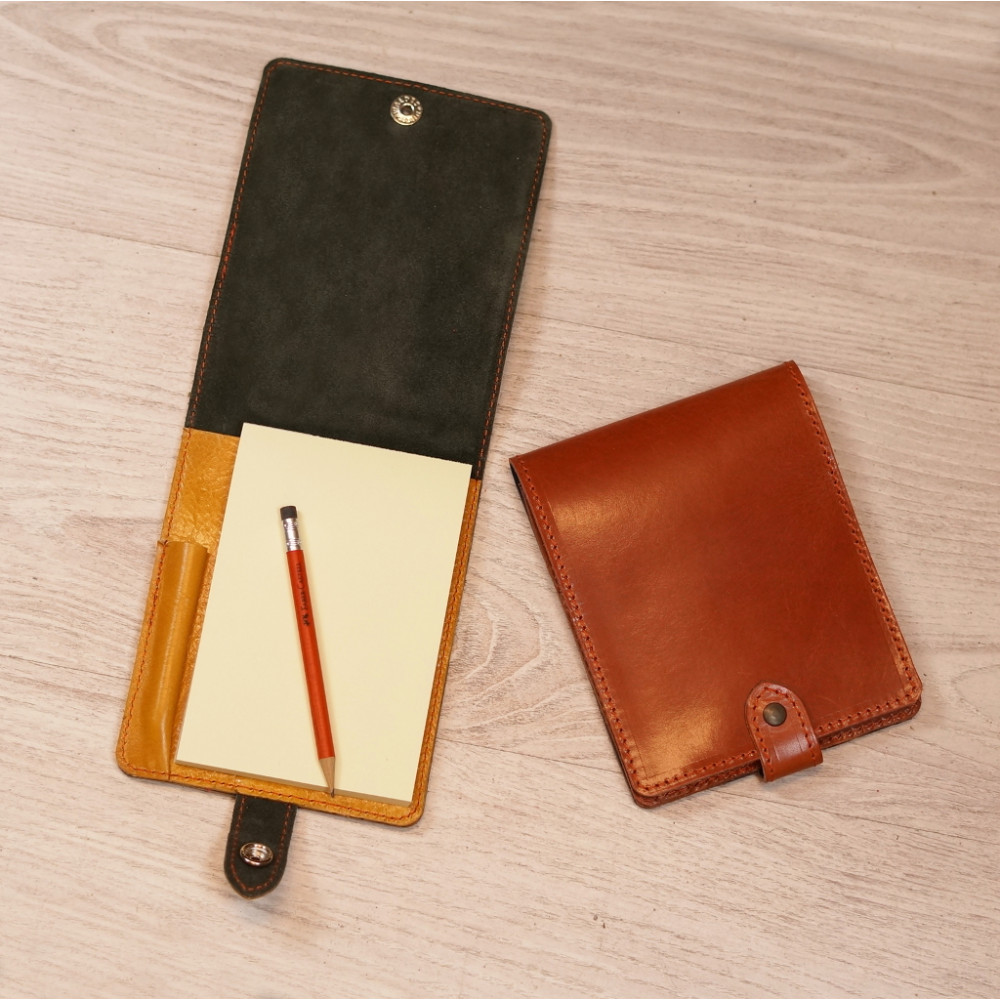 Bloc A6 abierto y cerrado en color amarillo y original