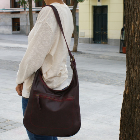 Definitivo en color berenjena cosido en burdeos