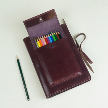 Elena en color burdeos