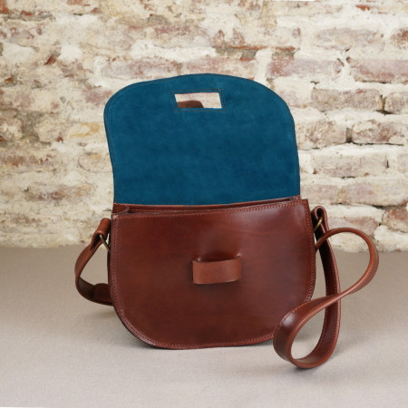 Enora en color tabaco con forro azul