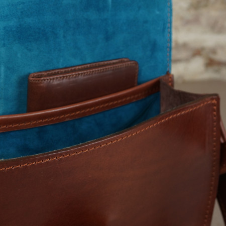 Enora en color tabaco con forro azul