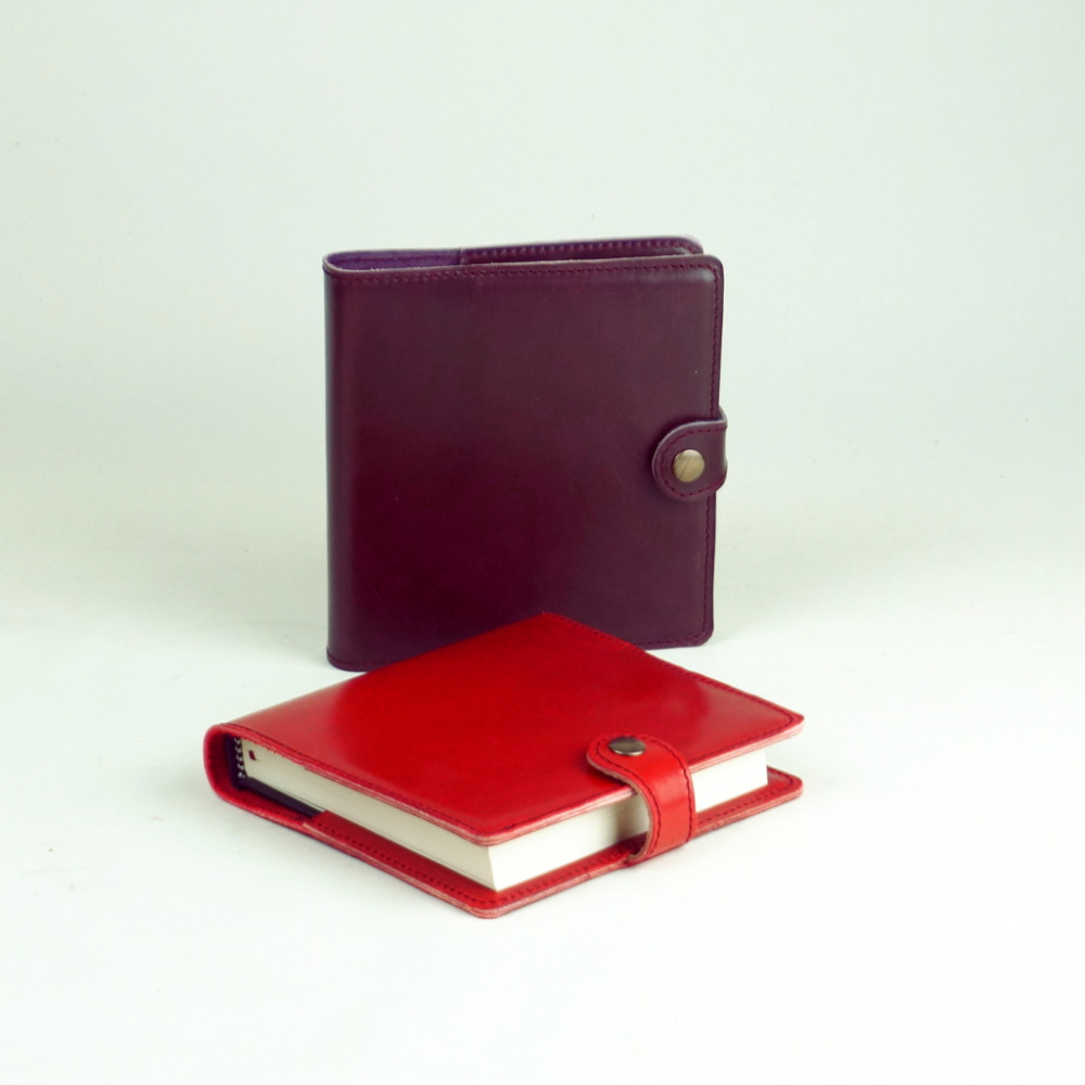 Libro Cuadrado en color burdeos y rojo