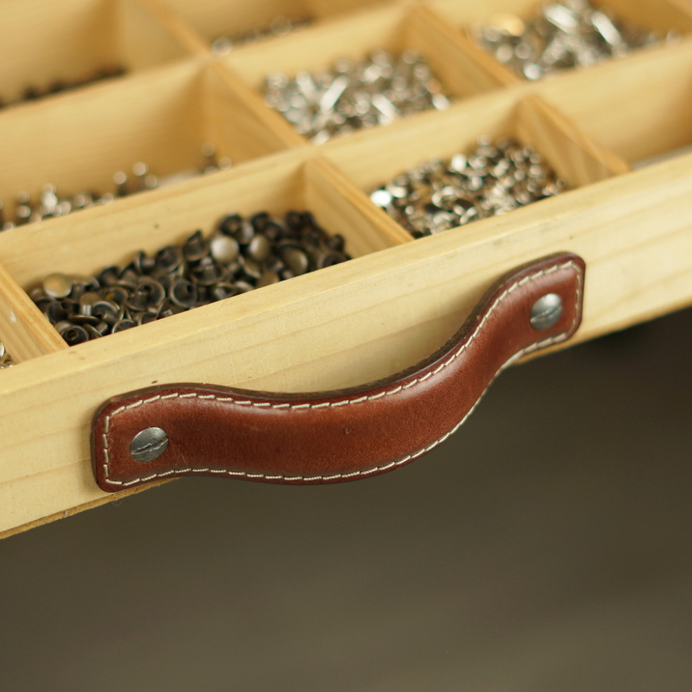 Tirador en color tabaco cosido en crudo