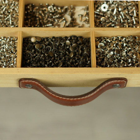 Tirador en color tabaco cosido en crudo