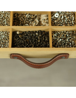 Tirador en color tabaco cosido en crudo