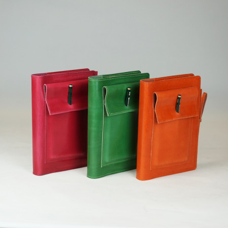 Elena en magenta, verde y naranja