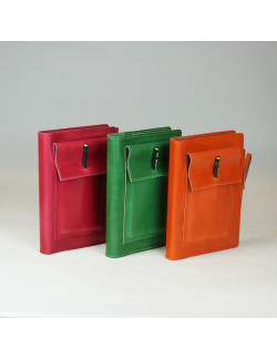 Elena en magenta, verde y naranja