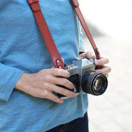 Correa para cuello en color cereza