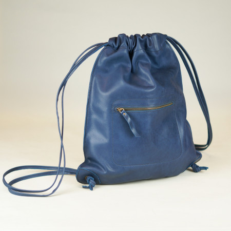 Saco en color azul cosido en negro