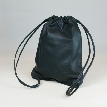 Saco en color negro cosido en negro