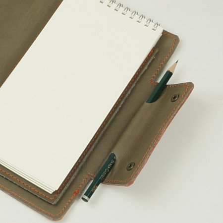 Reporter en color original combinado con gris en el interior