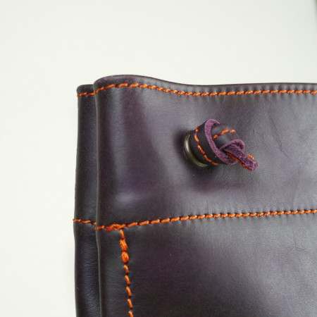 Talego color berenjena cosido en naranja