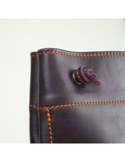 Talego color berenjena cosido en naranja