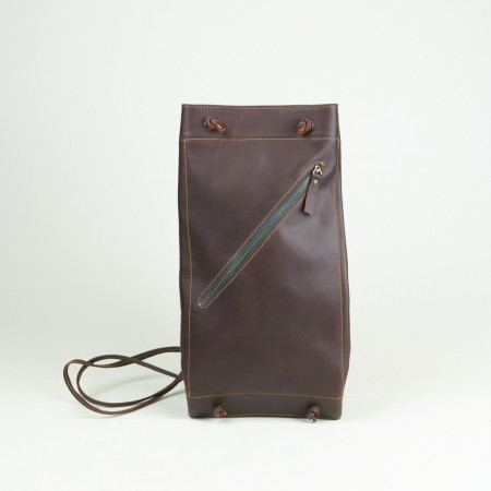 Talego color marrón oscuro cosido en marrón claro