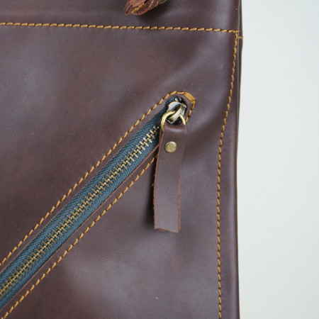 Talego color marrón oscuro cosido en marrón claro