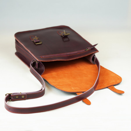 Holanda vertical en color burdeos, cosida en naranja y forrada en serraje naranja