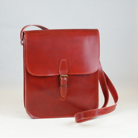 Holanda vertical con 1 hebilla, en color cereza y cosida en naranja