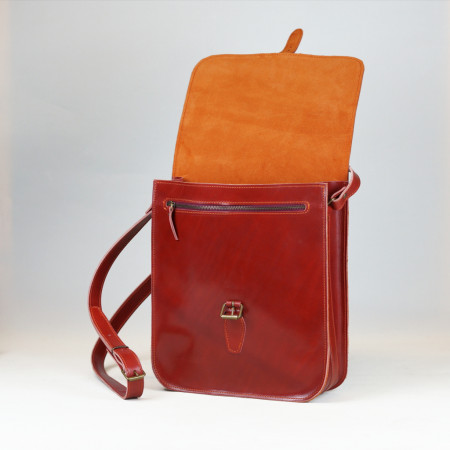 Holanda vertical con 1 hebilla, en color cereza, cosida en naranja y forrada con serraje naranja