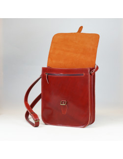 Holanda vertical con 1 hebilla, en color cereza, cosida en naranja y forrada con serraje naranja