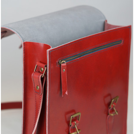 Holanda vertical con 2 hebillas en color cereza, cosida en negro y forrada en gris