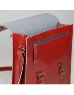 Holanda vertical con 2 hebillas en color cereza, cosida en negro y forrada en gris