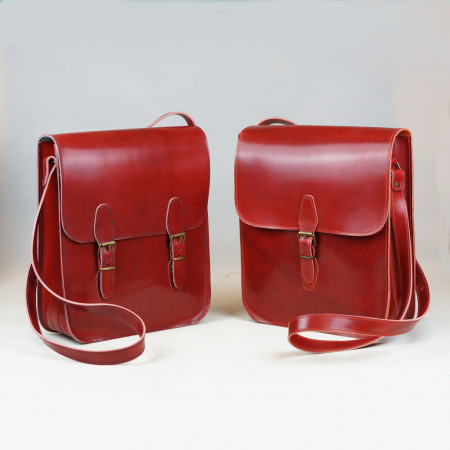 Holanda Vertical con 2 y 1 hebillas en color cereza y cosidas en negro y naranja