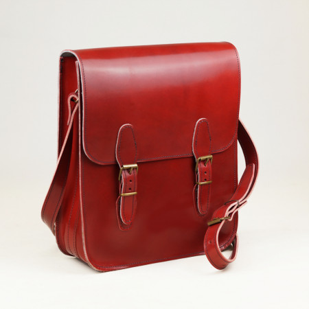 Holanda vertical con 2 hebillas en color cereza y cosida en negro