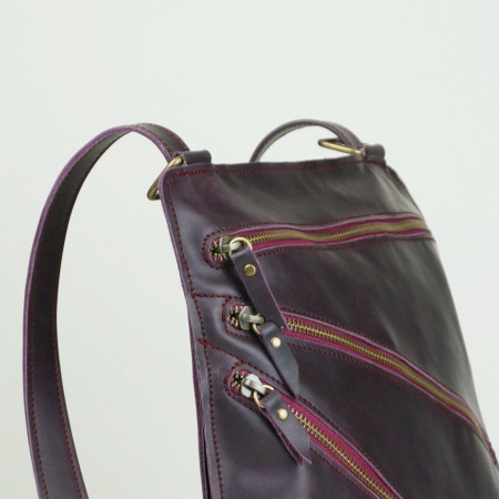 Octavia en color berenjena cosida en burdeos