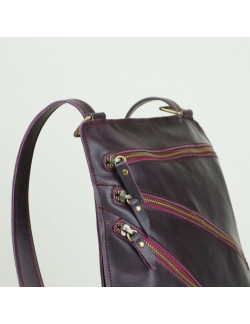 Octavia en color berenjena cosida en burdeos