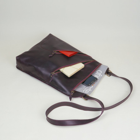 Octavia en color berenjena cosida en burdeos